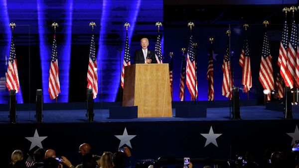 Кандидат в президенты США от Демократической партии Джо Байден выступает перед избирателями после того, как СМИ объявили, что Байден победил на выборах в США 