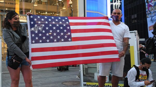 Люди на Таймс-сквер в Нью-Йорке после новостей о победе на выборах президента США кандидата от Демократической партии Джозефа Байдена