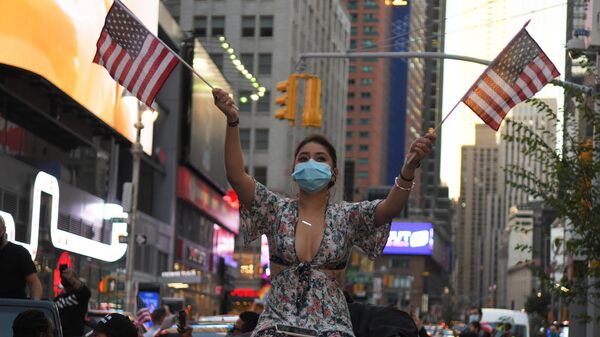 Девушка на одной из улиц в Нью-Йорке после новостей о победе на выборах президента США кандидата от Демократической партии Джозефа Байдена