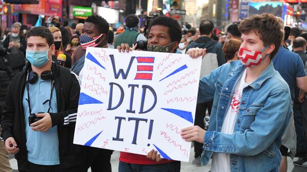 Люди на Таймс-сквер в Нью-Йорке после новостей о победе на выборах президента США кандидата от Демократической партии Джозефа Байдена