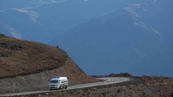 Автомобиль скорой помощи покидает Нагорный Карабах