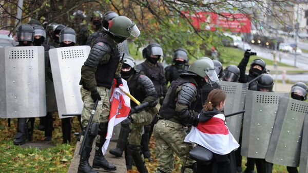 Сотрудники правоохранительных органов Белоруссии задерживают участницу несанкционированной акции протеста в Минске