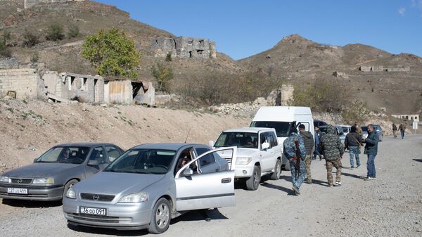 Местные жители, покидающие Нагорный Карабах, на пропускном пункте в районе города Карвачар