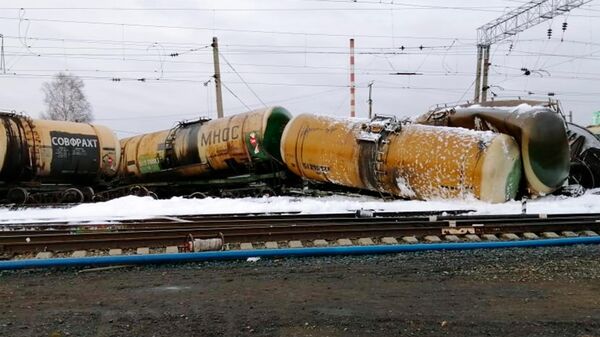 Сошедшие с рельсов вагоны на железной дороге на станции Татарская в Новосибирской области