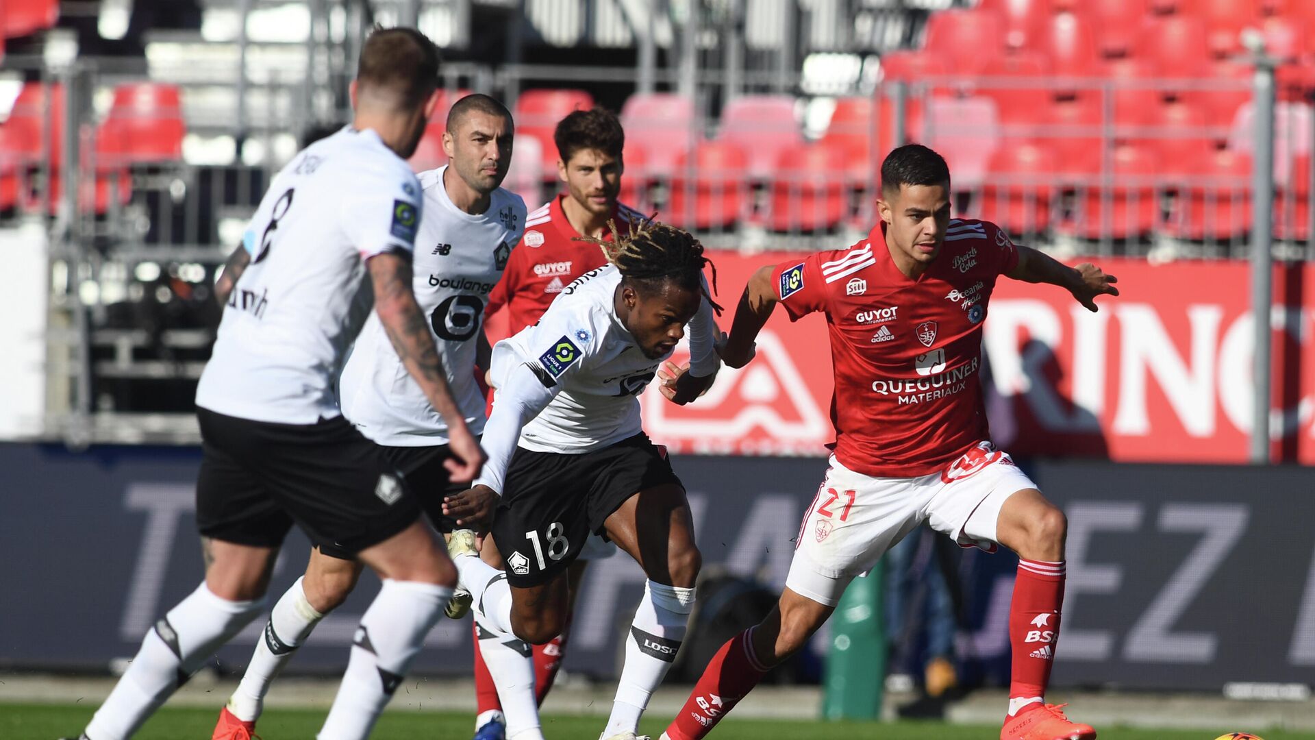 Brest's French midfielder Romain Faivre (R) fights for the ball with Lille's Portuguese midfielder Renato Sanches during the French L1 football match between Brest and Lille at the Francis Le Ble Stadium in Brest, western France on November 8, 2020. (Photo by Fred TANNEAU / AFP) - РИА Новости, 1920, 08.11.2020