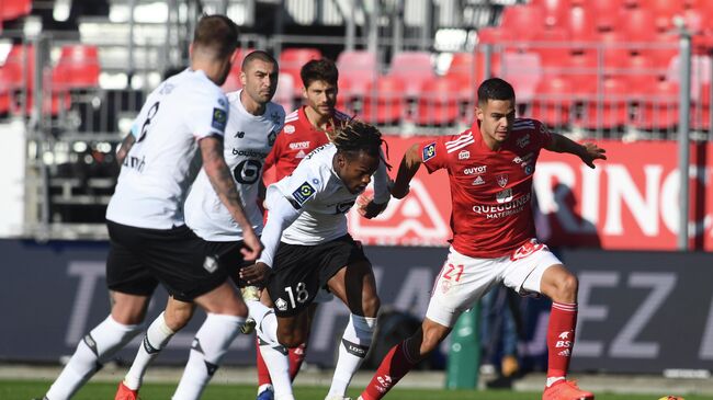 Brest's French midfielder Romain Faivre (R) fights for the ball with Lille's Portuguese midfielder Renato Sanches during the French L1 football match between Brest and Lille at the Francis Le Ble Stadium in Brest, western France on November 8, 2020. (Photo by Fred TANNEAU / AFP)