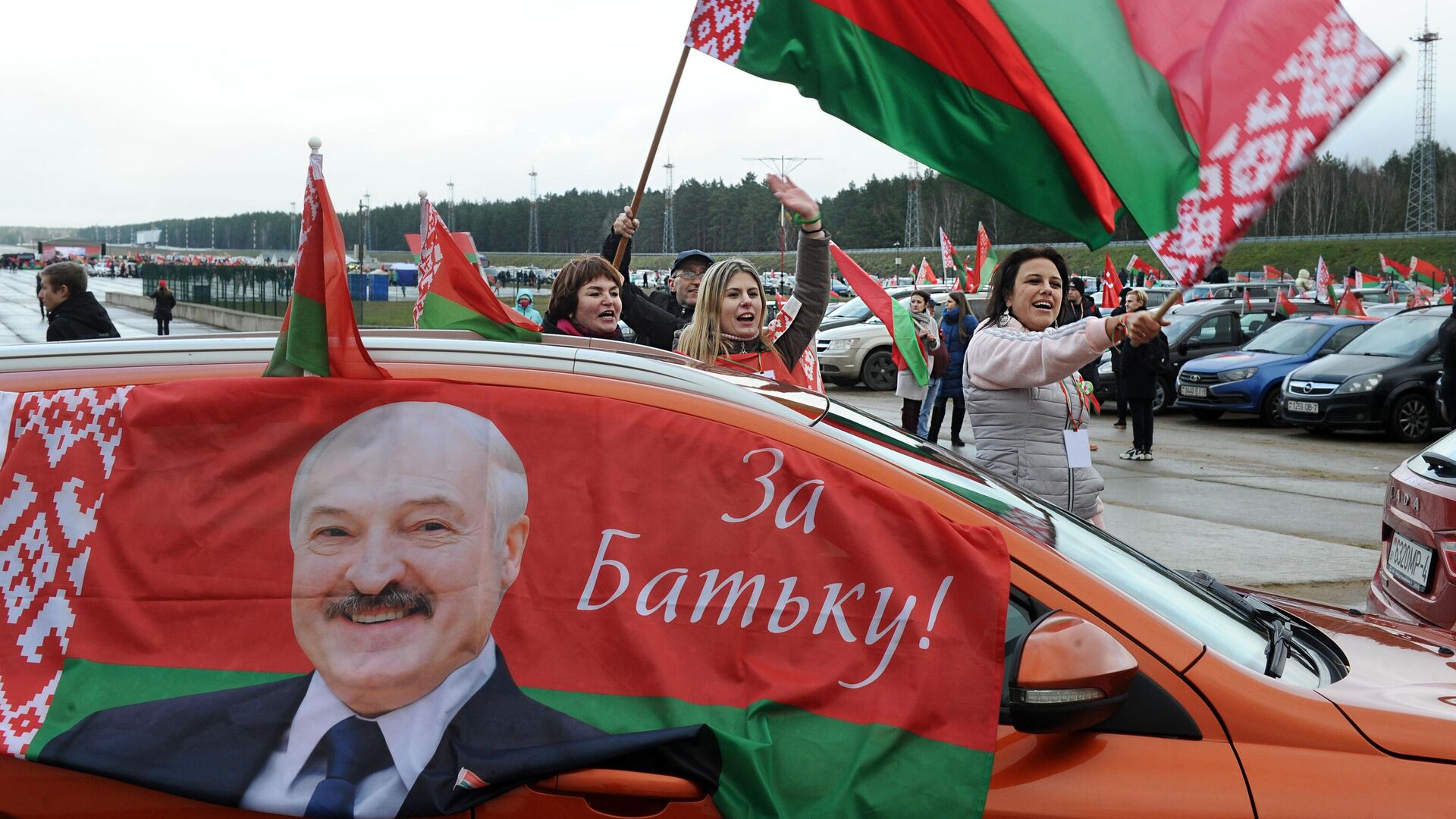 Участники автопробега в поддержку президента Белоруссии Александра Лукашенко в Минске - РИА Новости, 1920, 09.02.2021