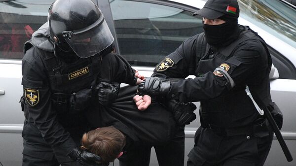Сотрудники правоохранительных органов задерживают участника несанкционированной акции протеста Марш народовластия в Минске