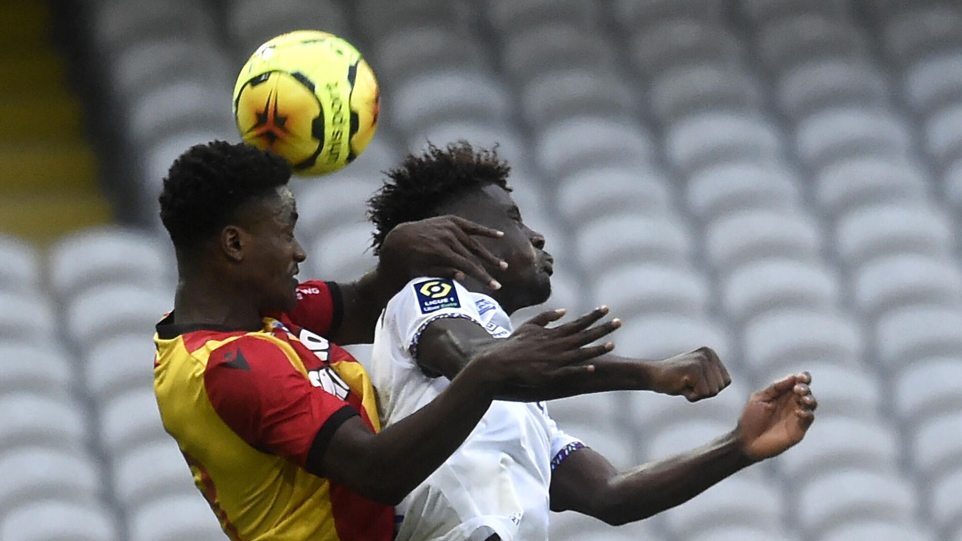 Lens' French defender Ismael Boura (L) fights for the ball with Reims' French forward Nathanael Mbuku during the French L1 football match between Lens (RCL) and Reims (SR) at the Bollaert-Delelis Stadium in Lens, northern France, on November 8, 2020. (Photo by FRANCOIS LO PRESTI / AFP) - РИА Новости, 1920, 08.11.2020