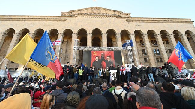 Участники акции оппозиции у здания Центризбиркома в Тбилиси