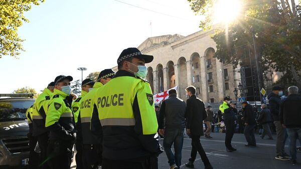 Сотрудники правоохранительных органов во время акции оппозиции в Тбилиси