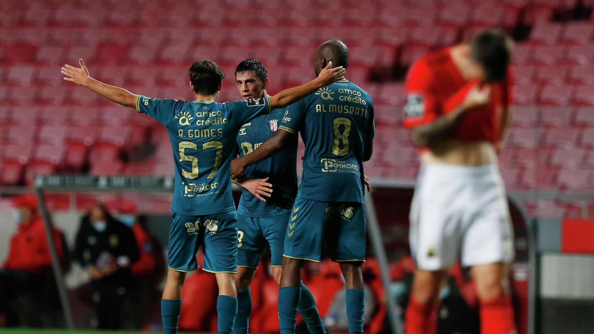 Soccer Football - Primeira Liga - Benfica v S.C. Braga - Estadio da Luz, Lisbon, Portugal - November 8, 2020  S.C. Braga's Ali Elmusrati with teammates celebrate after the match REUTERS/Rafael Marchante - РИА Новости, 1920, 09.11.2020