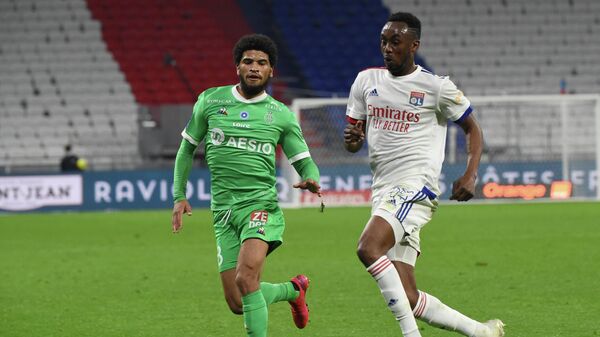Saint-Etienne's French midfielder Mahdi Camara (L) fights for the ball with Lyon's Zimbabwean forward Tino Kdewere (R) during the French L1 football match between Lyon (OL) and Saint-Etienne (ASSE) on November 8, 2020, at the Groupama stadium in Dйcine-Charpieu near Lyon. (Photo by JEAN-PHILIPPE KSIAZEK / AFP)