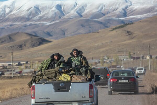 Военнослужащие на дороге в районе города Карвачар