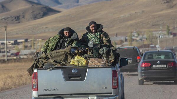Военнослужащие на дороге в районе города Карвачар