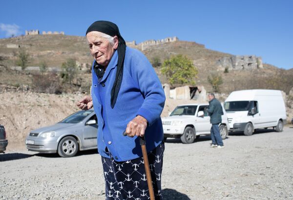 Местные жители, покидающие Нагорный Карабах, в районе города Карвачар