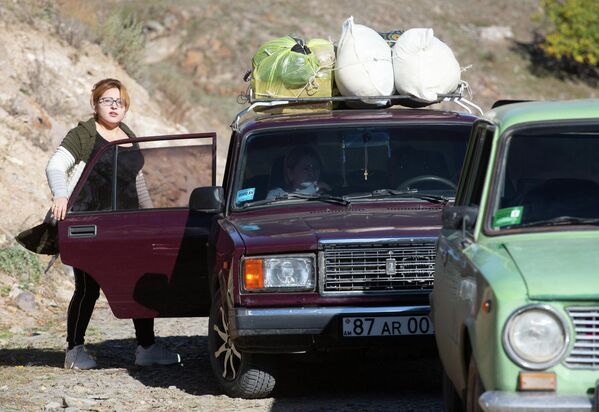 Местные жители, покидающие Нагорный Карабах, в районе города Карвачар