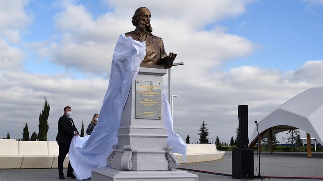 Торжественное открытие памятника художнику-маринисту Ивану Айвазовскому, выполненного скульптором Салаватом Щербаковым, в аэропорту Симферополя