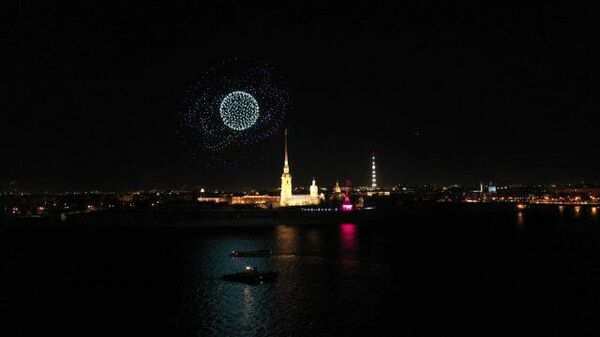 Светящиеся фигуры из тысячи дронов озарили небо над Петербургом