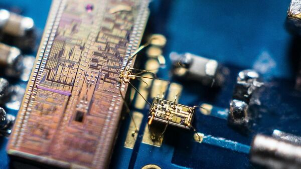Детектор квантового света. состоящий из кремниевого фотонного чипа и чипа микроэлектроники