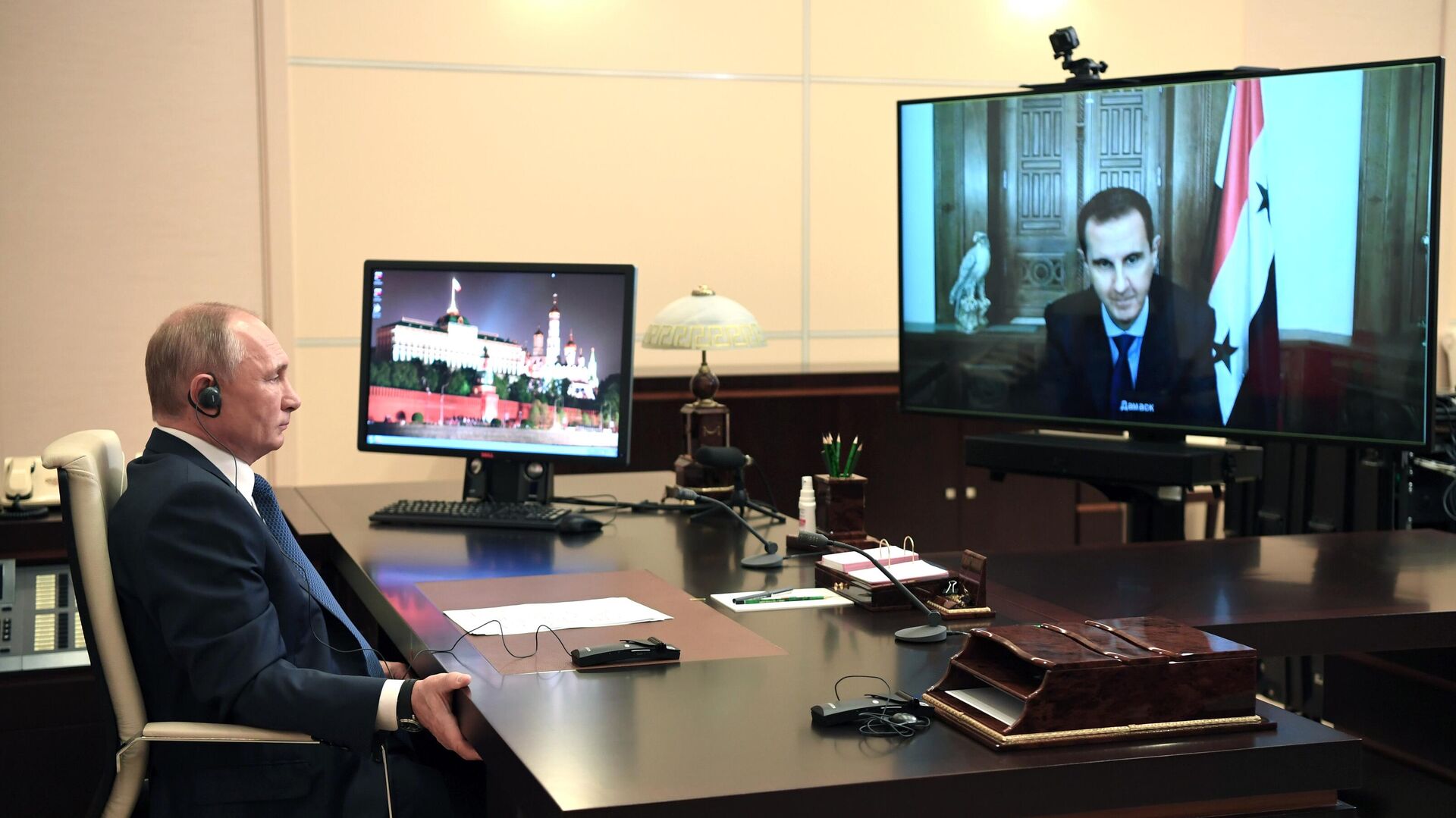 Президент РФ Владимир Путин во время встречи в режиме телемоста с президентом Сирии Башаром Асадом - РИА Новости, 1920, 09.11.2020