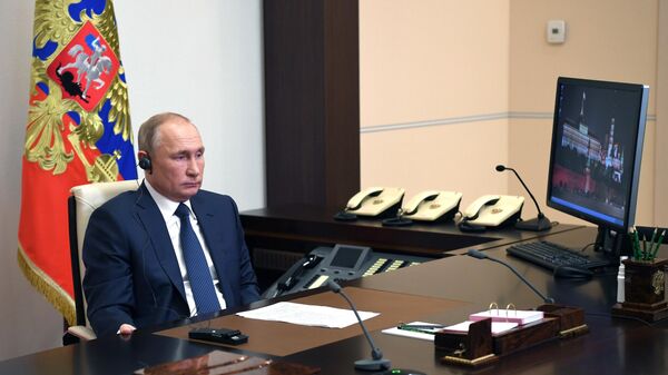 Президент РФ Владимир Путин во время встречи в режиме телемоста с президентом Сирии Башаром Асадом