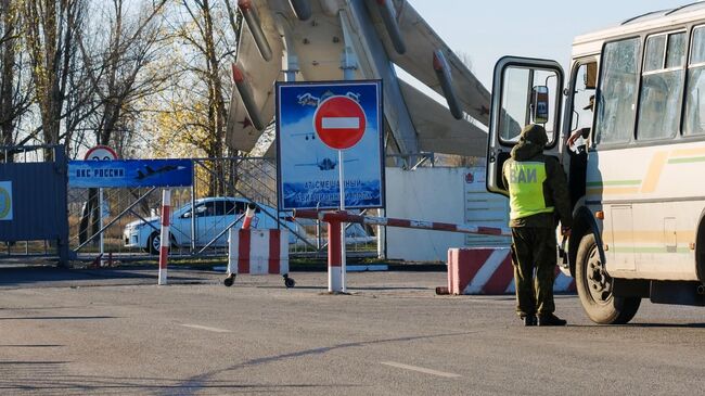 Контрольно-пропускной пункт на территории военного аэродрома Балтимор под Воронежем. 9 ноября 2020