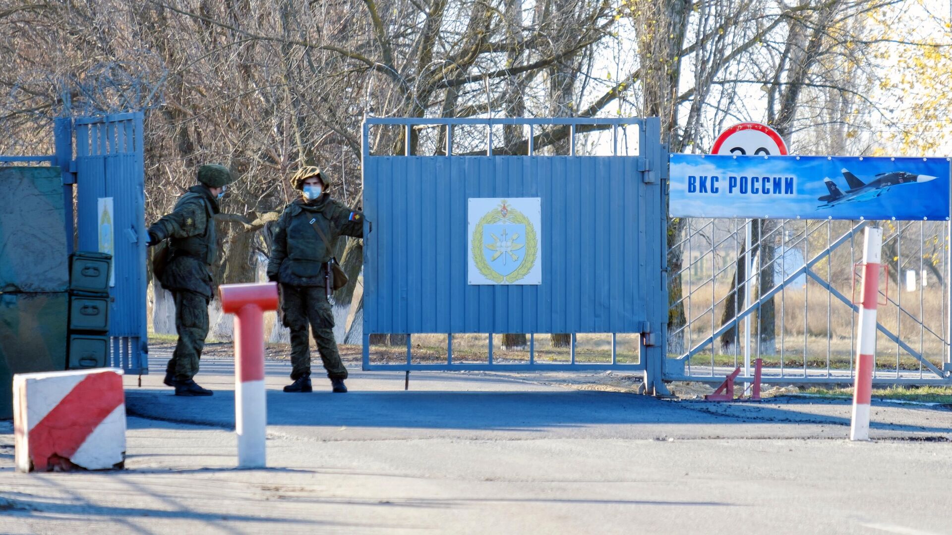 Контрольно-пропускной пункт военного аэродрома Балтимор под Воронежем. 9 ноября 2020 - РИА Новости, 1920, 09.11.2020