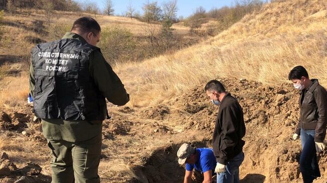Осмотр сотрудниками СК территории Миллеровского района Ростовской области, где были обнаружены останки мирных жителей 