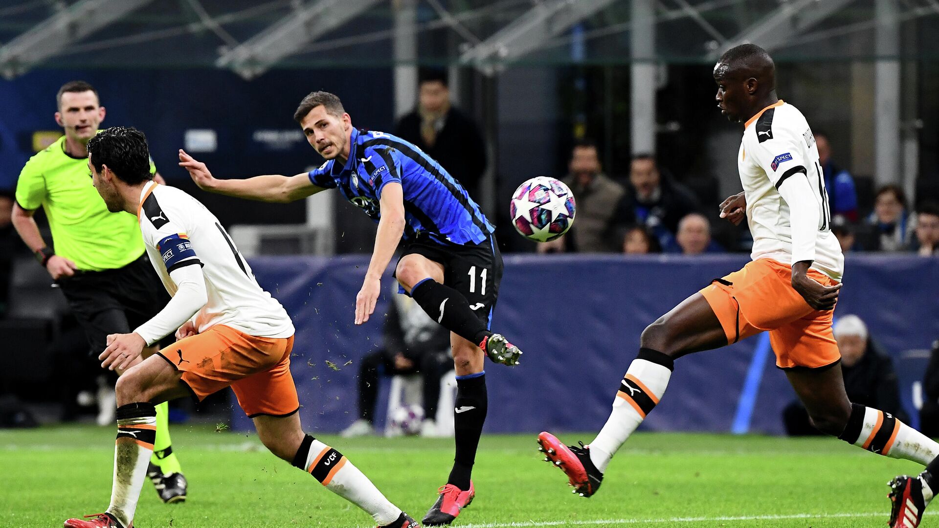 Atalanta's Swiss midfielder Remo Freuler shoots to score his team's third goal during the UEFA Champions League round of 16 first leg football match Atalanta Bergamo vs Valencia on February 19, 2020 at the San Siro stadium in Milan. (Photo by Vincenzo PINTO / AFP) - РИА Новости, 1920, 09.11.2020