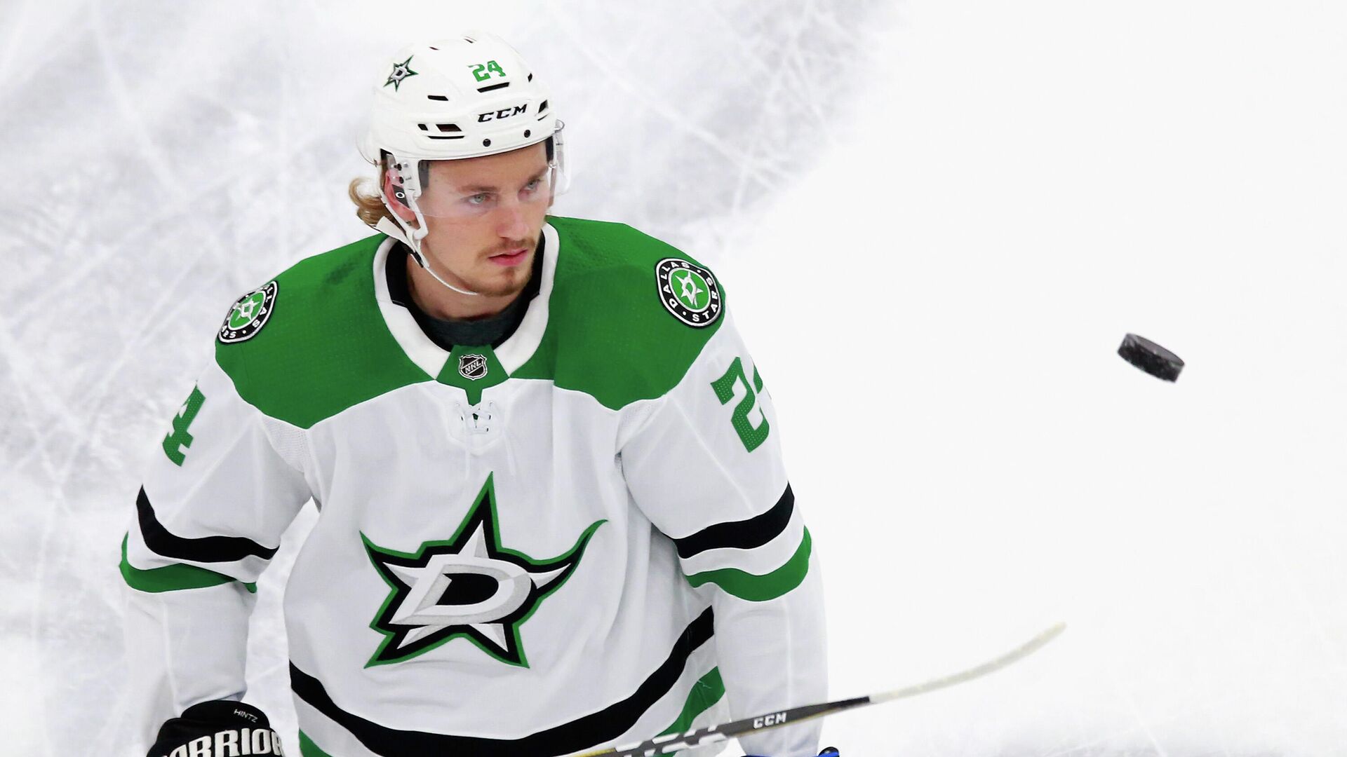 EDMONTON, ALBERTA - AUGUST 20: Roope Hintz #24 of the Dallas Stars skates in warm-ups prior to the game against the Calgary Flames in Game Six of the Western Conference First Round during the 2020 NHL Stanley Cup Playoffs at Rogers Place on August 20, 2020 in Edmonton, Alberta, Canada.   Jeff Vinnick/Getty Images/AFP - РИА Новости, 1920, 09.11.2020