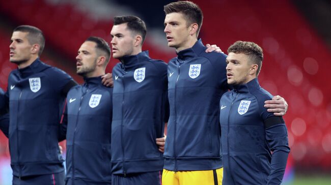 England captain Kieran Trippier (R) sings the national anthem with team mates during the international friendly football match between England and Wales at Wembley stadium in north London on October 8, 2020. (Photo by CARL RECINE / POOL / AFP) / NOT FOR MARKETING OR ADVERTISING USE / RESTRICTED TO EDITORIAL USE