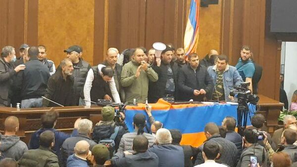 Кадры протестующих в парламенте Армении
