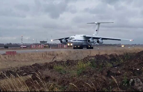 Тяжёлый военно-транспортный самолёт Ил-76 с военной техникой и личным составом на борту на аэродроме Ульяновск-Восточный