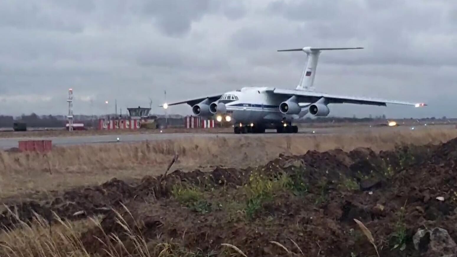 Тяжёлый военно-транспортный самолёт Ил-76 с военной техникой и личным составом на борту на аэродроме Ульяновск-Восточный - РИА Новости, 1920, 10.11.2020