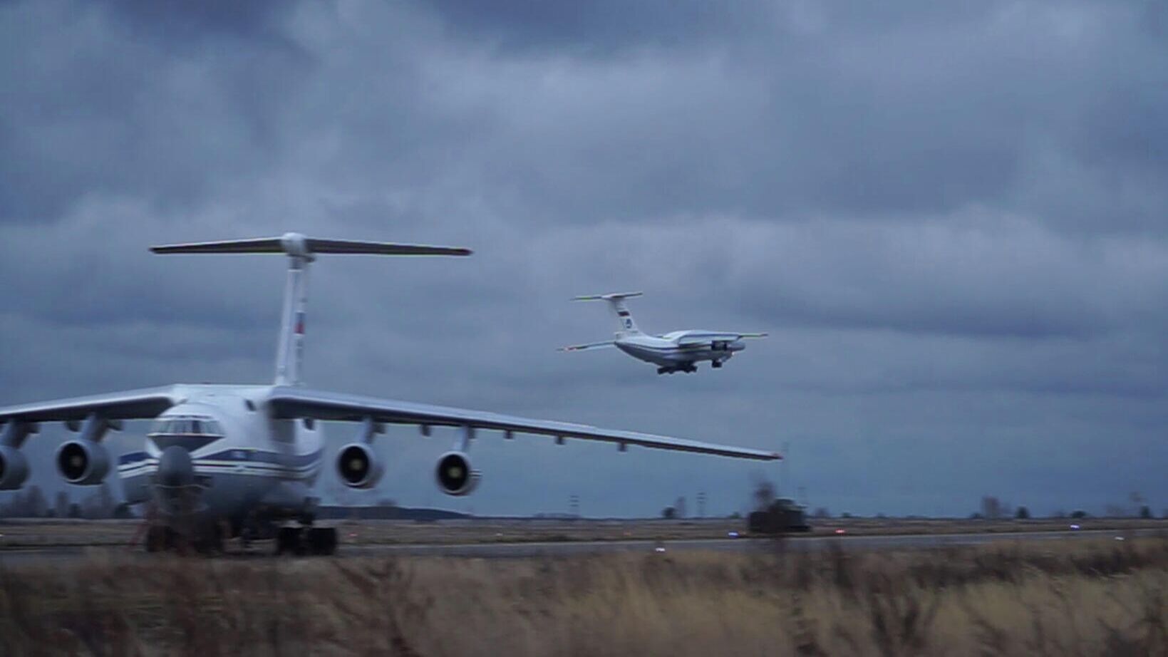 Тяжёлый военно-транспортный самолёт Ил-76 с военной техникой и личным составом на борту взлетает с аэродрома Ульяновск-Восточный - РИА Новости, 1920, 10.11.2020