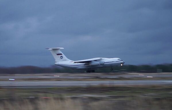 Тяжёлый военно-транспортный самолёт Ил-76 с военной техникой и личным составом на борту взлетает с аэродрома Ульяновск-Восточный