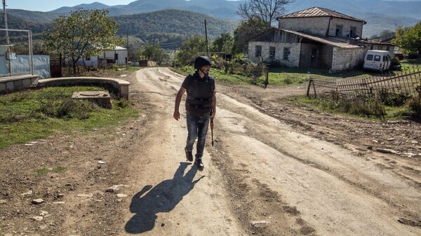 Вооруженный мужчина в селе Чанахчи в Нагорном Карабахе
