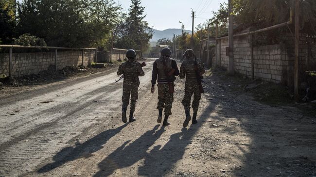 Вооруженные мужчины на улице города Степанакерт