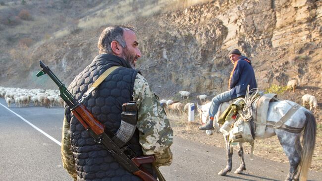 Вооруженный мужчина в районе Лачинского коридора