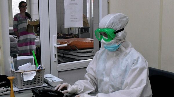 Медицинский работник в акушерском отделении для беременных с коронавирусом в роддоме №1 в Краснодаре