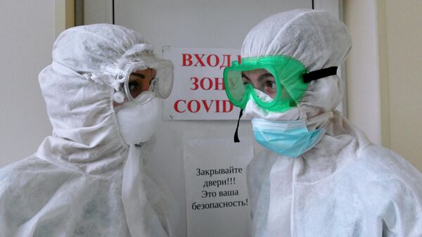 Медицинские работники в акушерском отделении для беременных с коронавирусом в роддоме №1 в Краснодаре
