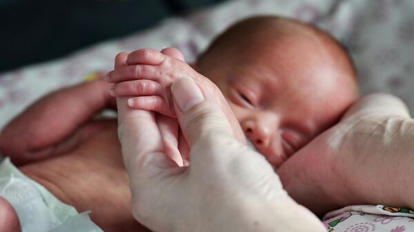 Новорожденный ребенок в акушерском отделении для беременных с коронавирусом в роддоме №1 в Краснодаре