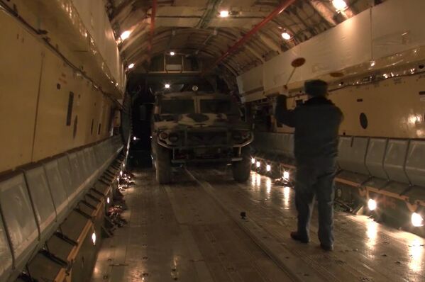 Погрузка военной техники и личного состава в тяжёлые военно-транспортные самолёты Ил-76 на аэродроме Ульяновск-Восточный