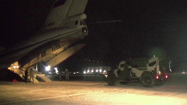 Погрузка военной техники и личного состава в тяжёлые военно-транспортные самолёты Ил-76 на аэродроме Ульяновск-Восточный