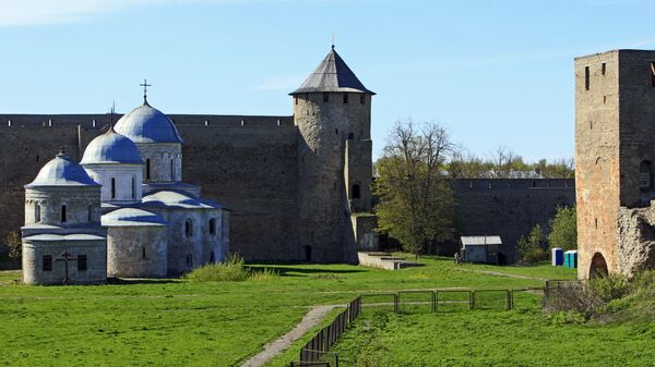Никольская (1498) и Успенская (1558) церкви, расположенные на территории Ивангородской крепости