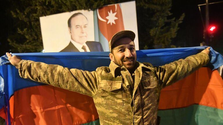 Мужчина радуется прекращению огня в Нагорном Карабахе