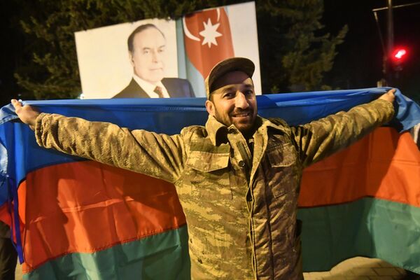 Мужчина радуется прекращению огня в Нагорном Карабахе