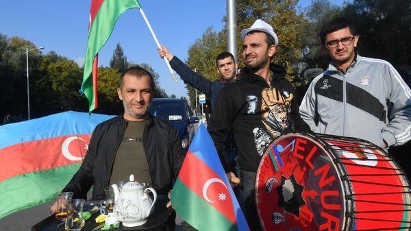 Люди на улицах Менгечивира радуются прекращению огня в Нагорном Карабахе