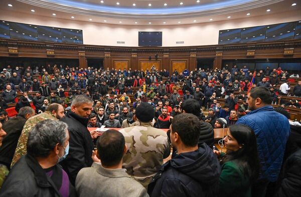 Участники акции протеста в одном из залов в здании парламента Армении в Ереване